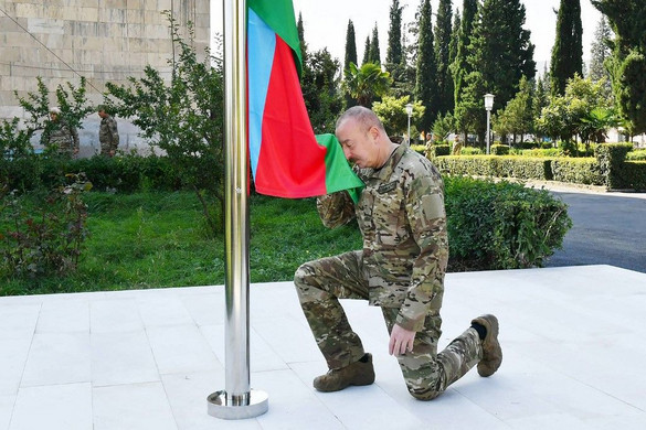 Az azeri elnök felvonta az azerbajdzsáni lobogót Hegyi-Karabahban
