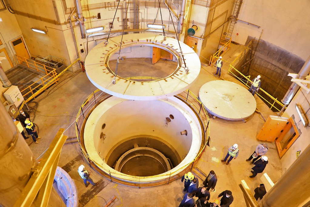 Fotó: HO / Atomic Energy Organization of Iran / AFP Az Arak városa melletti atomerőmű belső képe - ebbe a tartályba kerülnek majd az uránium rudak