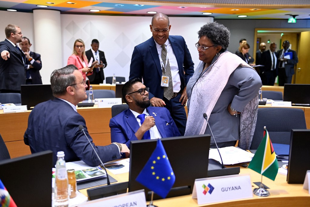 Fotó: Jean-Christophe VERHAEGEN / AFP Luxemburg miniszterelnöke, Xavier Bettel (balra) beszél a barbadosi miniszterelnökkel, Mia Mottley-vel (jobbra), Irfaan Ali Guyana elnökével (2. balra) és Grenada külügy-, kereskedelmi és exportfejlesztési miniszterével, Joseph Andall-lal (2. jobbra) a plenáris ülés előtt - az Európai Unió és a Latin-Amerikai és Karib-tengeri Államok Közössége (EU-CELAC) csúcstalálkozója az Európai Tanács brüsszeli épületében volt 2023. július 18-án
