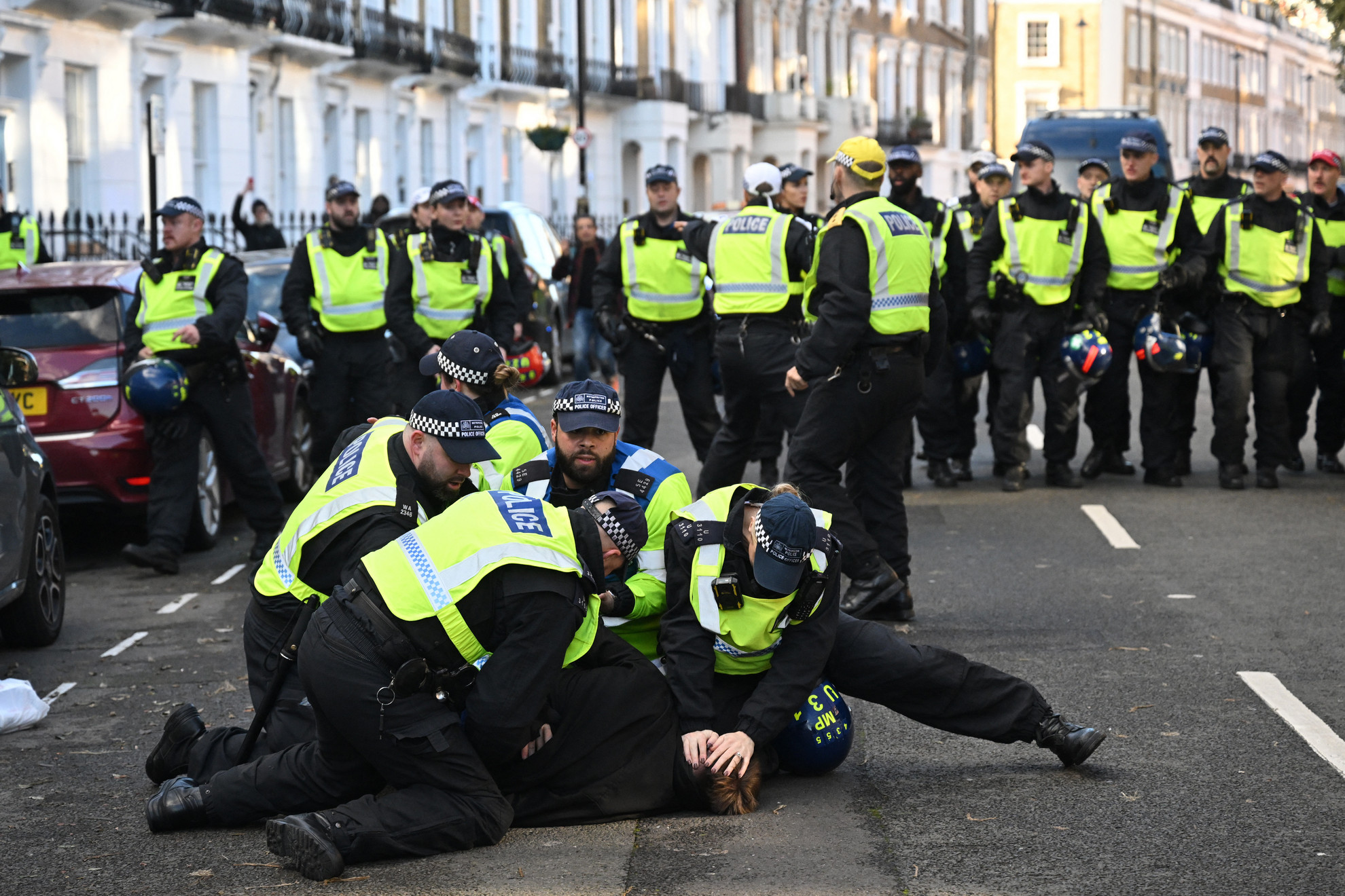 Fotó: AFP/Justin Tallis A londoni rendőrség letartóztatott egy tüntetőt, aki szombaton a London központjában megrendezett „Nemzeti Menetelés Palesztináért” tömeges megmozdulás egyik résztvevője volt