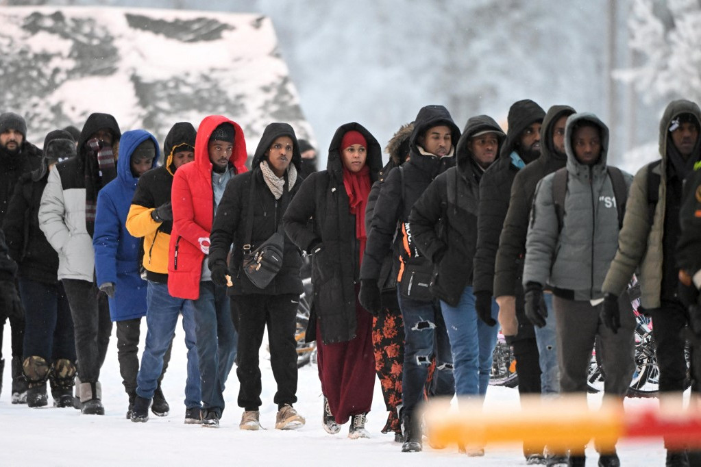 2023. november 23-án migránsok egy csoportja érkezik a finn lappföldi Salla nemzetközi határátkelőjére