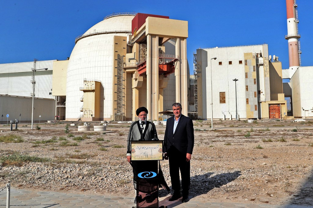 Fotó: Iranian Presidency / AFP Egy másik erőmű Bushehr-ben. A Ebrahim Raisi iráni elnök (b) és az Iráni Atomenergia-szervezet főnöke, Mohammad Eslami