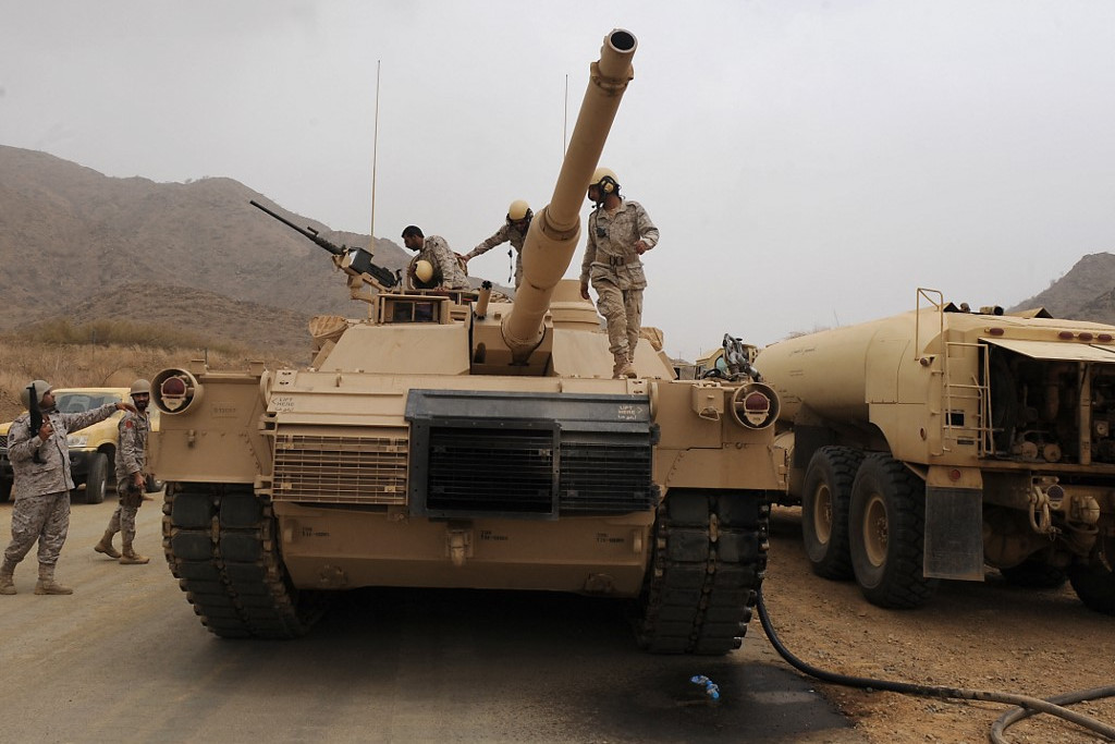 Szaúdi katonák a jemeni határon, a délnyugati Jizan tartományban, amint az Irán által pénzelt huti felkelők ellen indulnak bevetésre