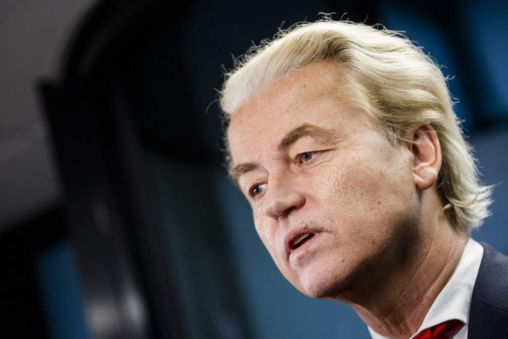 Geert Wilders a sajtónak nyilatkozik