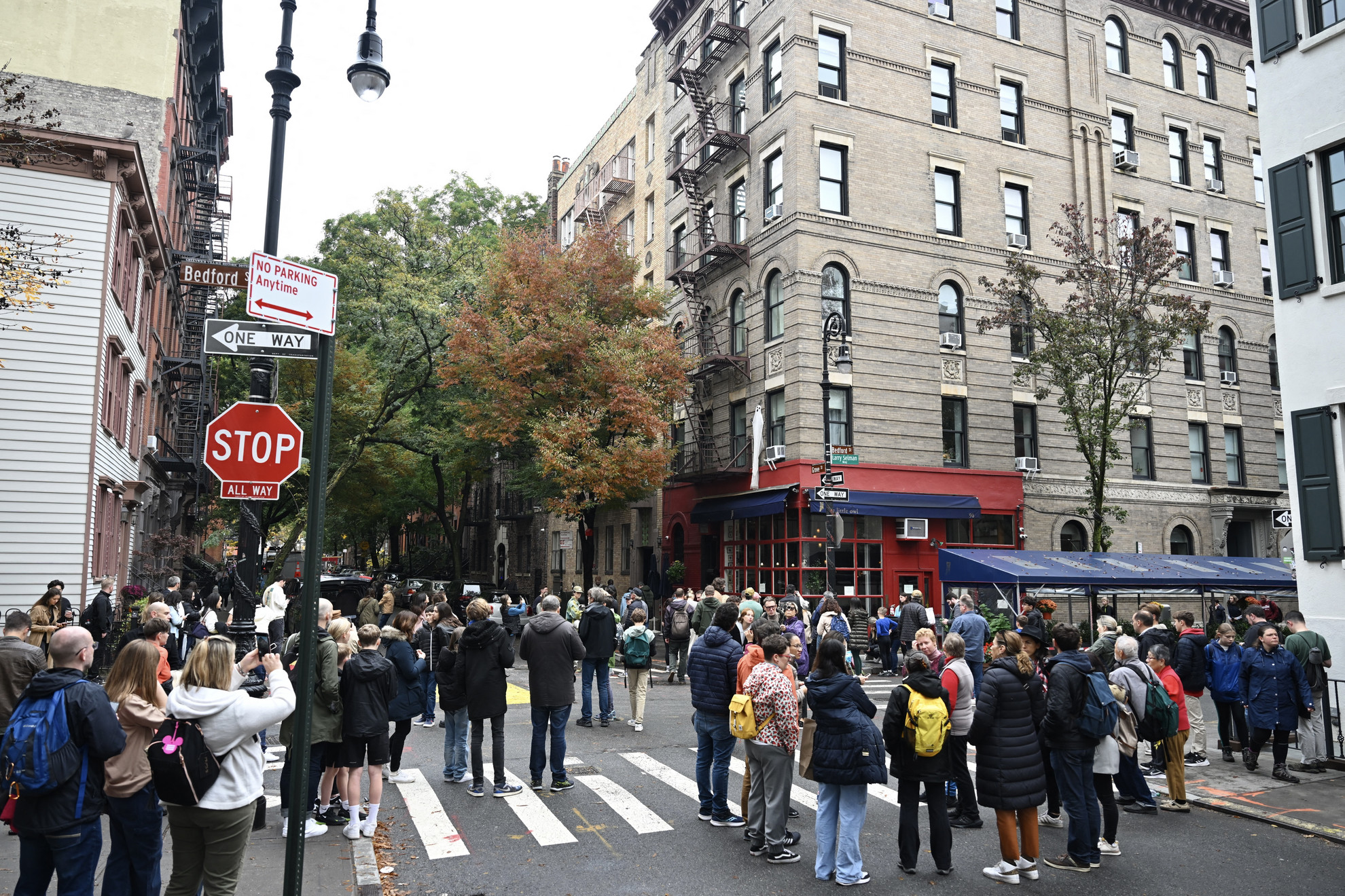 Fotó: Anadolu via AFP/Fatih Aktas Az rajongók virágokat helyeztek el a Jóbarátok néven ismert épület előtt New Yorkban