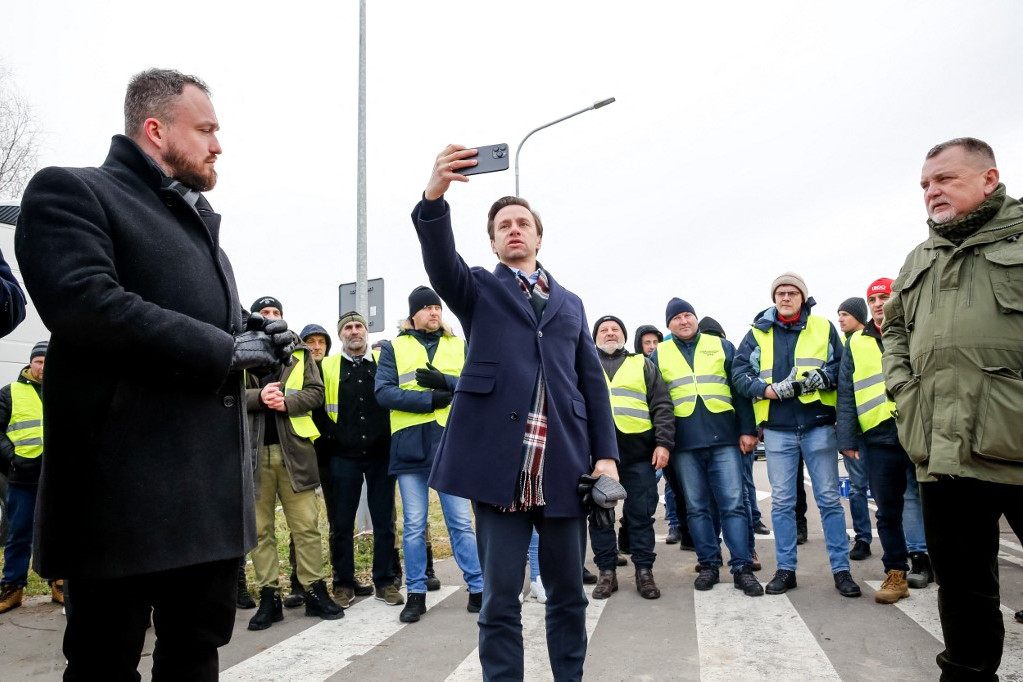Fotó: Dominika Zarzycka / NurPhoto / NurPhoto via AFP A lengyel parlament alelnöke, Krzysztof Bosak Middle a lengyel gazdálkodók út melletti sztrájkoló állomásán, miközben a gazdák 2023. november 23-án blokkolni kezdik a kamionszállítást Medykában, Lengyelország és Ukrajna határátkelőhelyén
