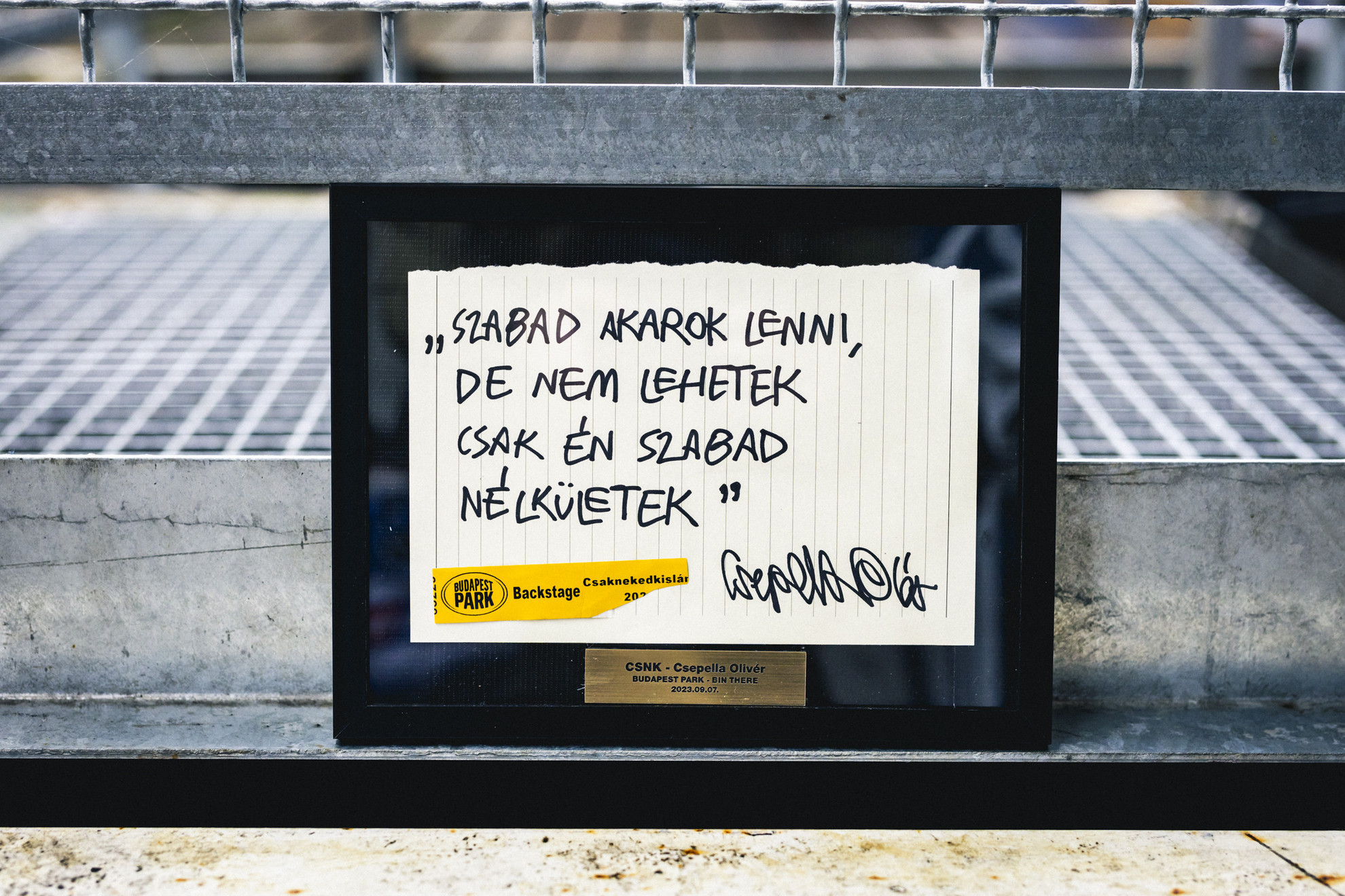 Tessék, egy kapszulás kincs, amire még lehet licitálni.