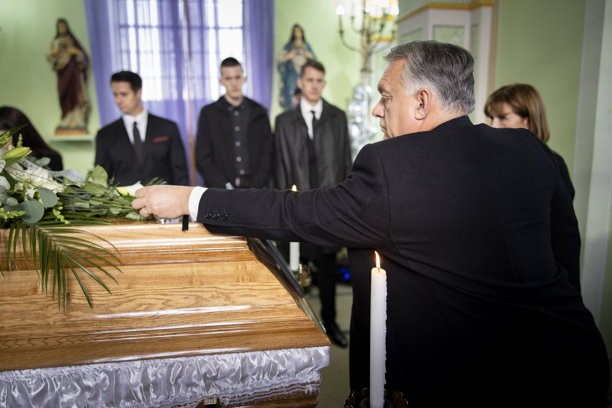 Orbán Viktor miniszterelnök lerója kegyeletét Pásztor István, a Vajdasági Magyar Szövetség (VMSZ) elnökének ravatalánál