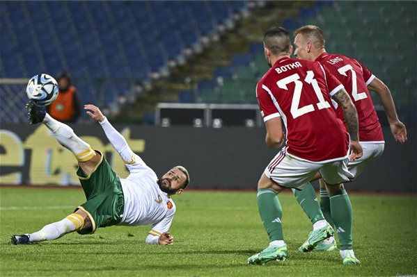 Lang Ádám (j) és Botka Endre (j2), a magyar, valamint Szpasz Gyelev, a bolgár csapat játékosa a labdarúgó Európa-bajnoki selejtezők kilencedik fordulójában, a G csoportban játszott Bulgária - Magyarország mérkőzésen a szófiai Vaszil Levszki Nemzeti Stadionban 2023. november 16-án.