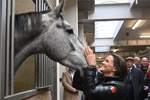 Novák Katalin köztársasági elnök látogatást tesz a királyi lovas gárda képzési központjában a belgiumi Wisbecqben