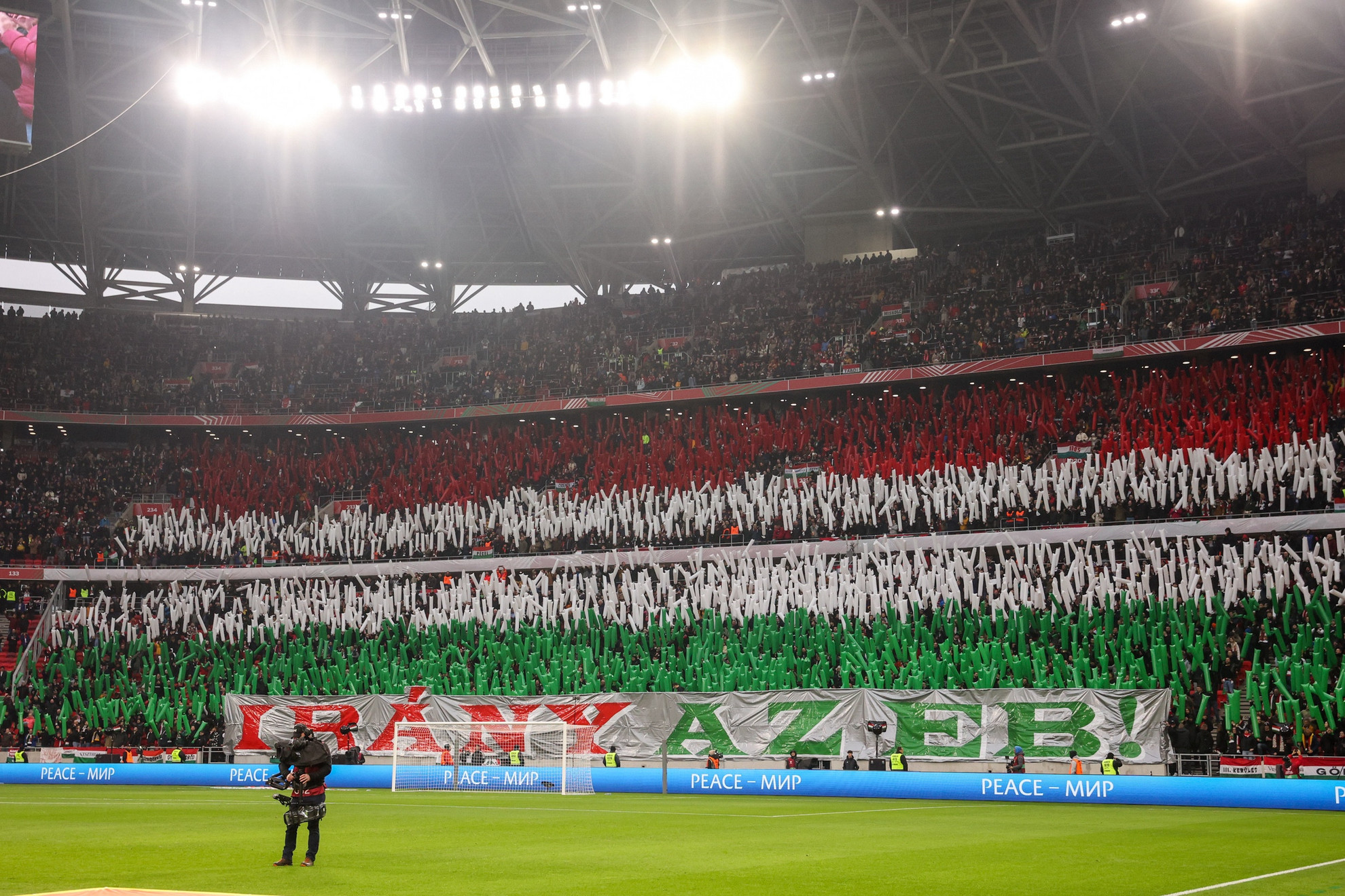 Magyar színekben pompázik a Puskás aréna az Európa-bajnoki selejtezők tizedik, utolsó fordulójában, a Magyarország - Montenegró mérkőzésen