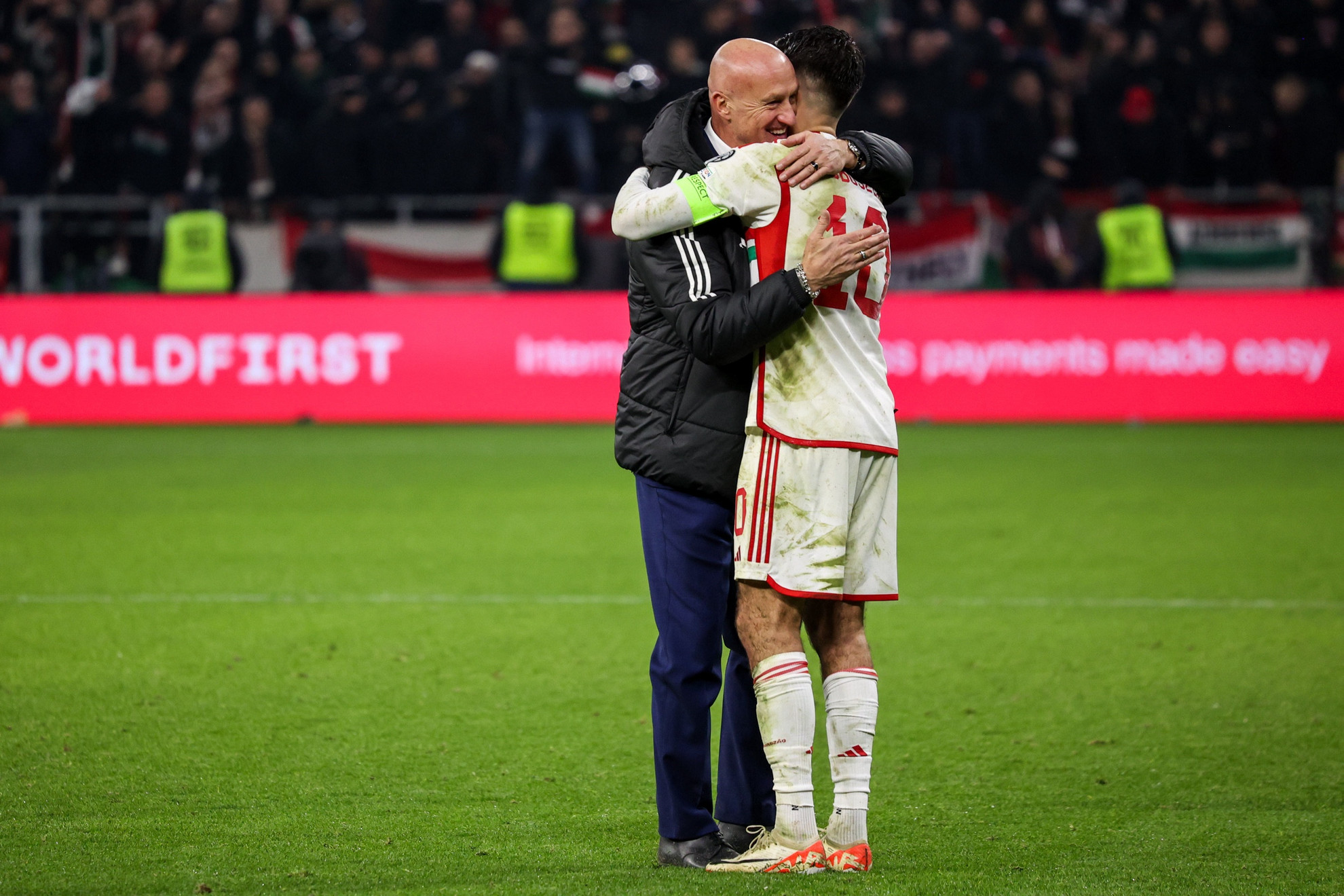 Szoboszlai Dominik, a magyar válogatott játékosa (j) és Marco Rossi szövetségi kapitány ölelik meg egymást a győztes meccs után
