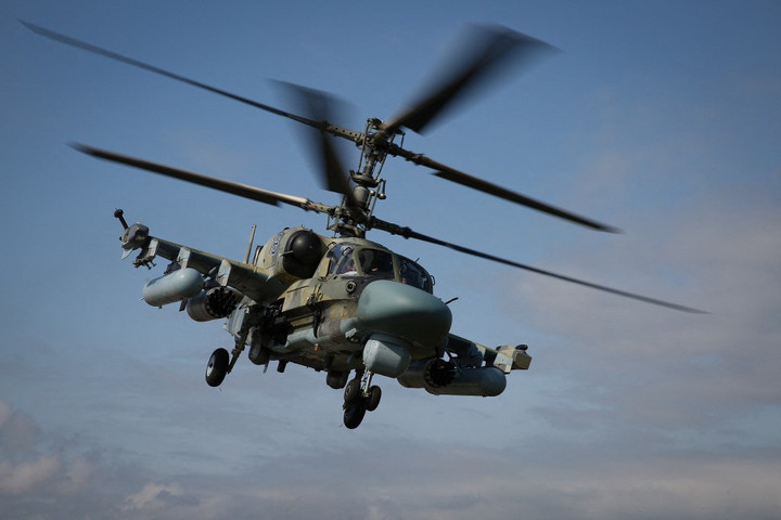 Videón, ahogy pillanatok alatt végez egy páncélossal az orosz helikopter