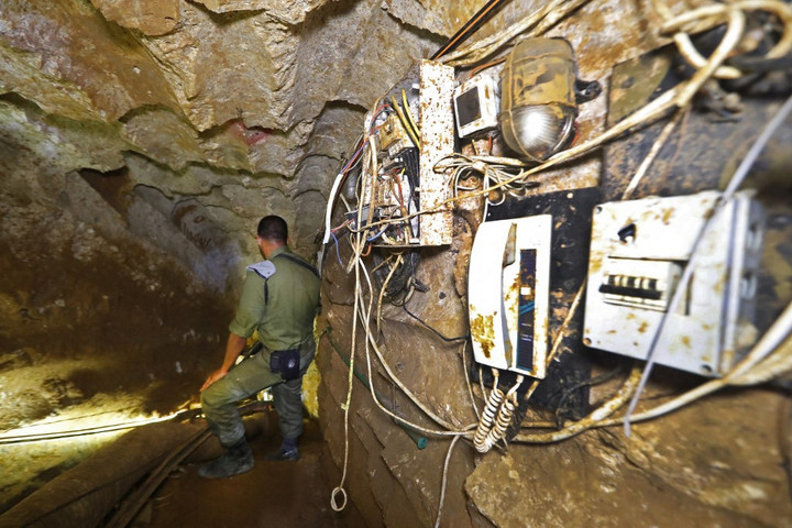Fotó: AFP/Jack Guez Izrael bunkerromboló bombákkal támadja a Hamász föld alatti alagútjait