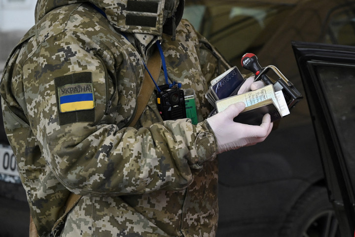 Fotó: AFP/Sergey Volskiy Hamis okmánnyal próbálta átlépni a határt egy férfi Nevetlenfalunál