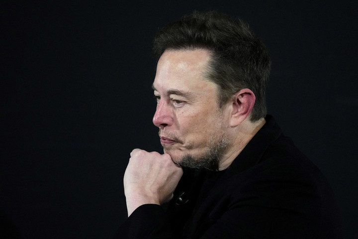Sárba tiporta Elon Muskot a saját MI-je