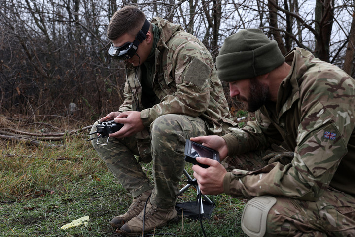 Kétségbeejtő adatok: így körözi le az orosz hadiipar dróngyártásban az ukránt