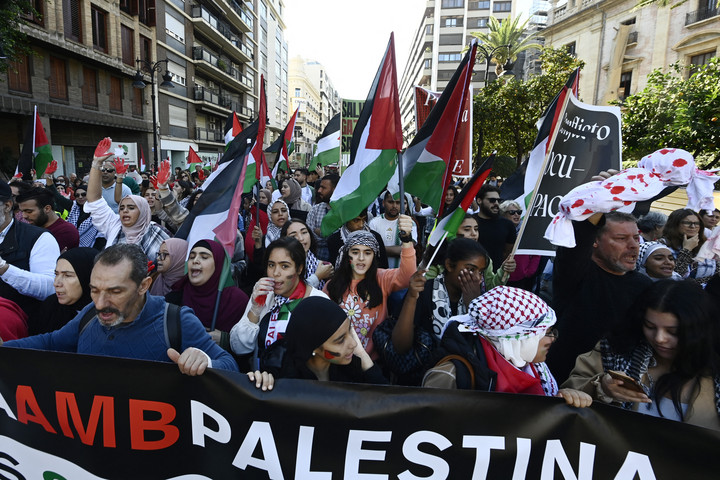Karácsonyi dekorációt rongálnak a palesztinpárti tüntetők