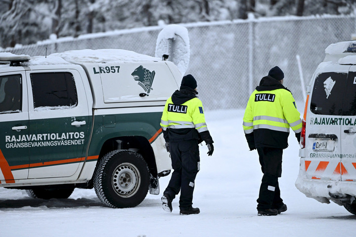 Migránsok ezrei ostromolják Finnországot Oroszország irányából