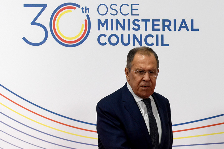 Kerülővel érkezett Szergej Lavrov a szkopjei EBESZ-találkozóra