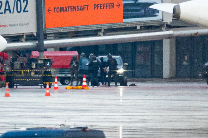 Fotó: AFP/dpa Picture-Alliance/Jonas Walzberg Vége a túszdrámának a hamburgi reptéren