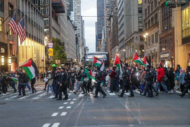 Fotó: Anadolu via AFP/Selcuk Acar Ülősztrájkkal követeltek tűzszünetet tüntetők a The New York Times székházában