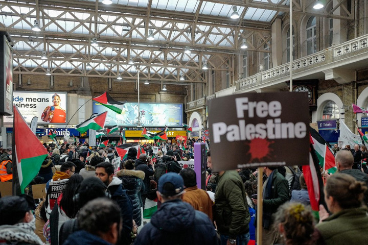 Fotó: AFP/NurPhoto/Alberto Pezzali Palesztinpárti tüntetők tűzijátékot lőttek a tömegbe Londonban