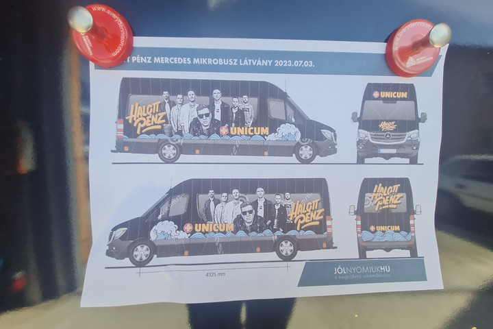 A Halott Pénz fotójával felmatricázott busz szeli az országutakat