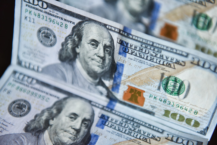 Financial Times: A befektetők szabadulnak a dollártól