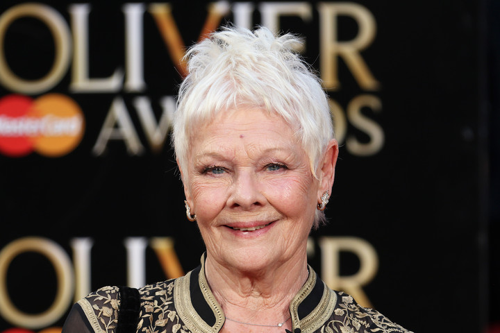 Fotó: Northfoto Véletlenül meztelenül köszöntött fel egy színészt a 88 éves Judi Dench