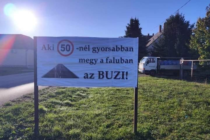 „Aki 50-nél gyorsabban megy, az b*zi” – írták ki a falu határában