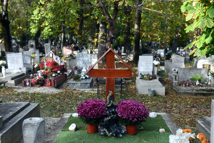 Fotó: MTI/Kovács Attila Pénzbüntetésre ítélték az emberi koponyát ajándékozó temetői dolgozót