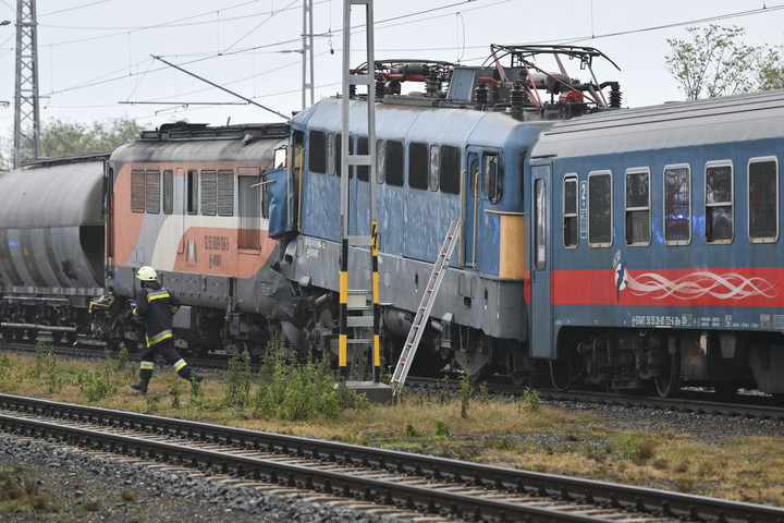 Fotó: MTI/Czeglédi Zsolt Tehervonat és személyvonat ütközött össze a sápi vasútállomáson