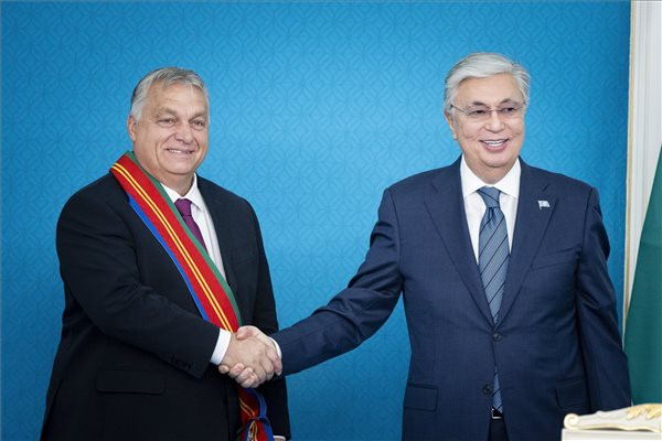 Kaszim-Zsomart Tokajev és Orbán Viktor a kazah–magyar kapcsolatok fejlődésének kilátásairól tárgyalt