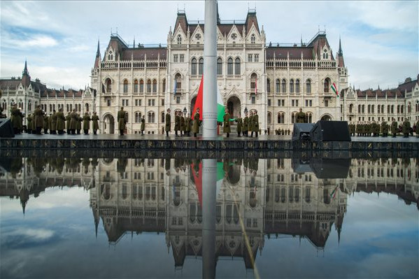 Felvonták, majd félárbócra engedték a nemzeti lobogót az Országház előtt