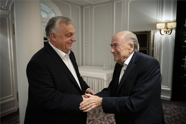 Fotó: MTI/Miniszterelnöki Sajtóiroda/Benko Vivien Cher A FIFA korábbi elnökével tárgyalt Orbán Viktor