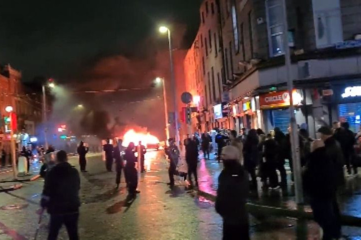 Zavargások éjszakája az ír fővárosban + VIDEÓ