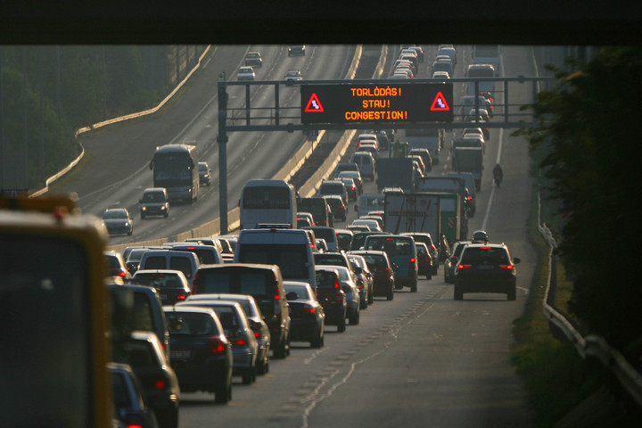 Balesetek nehezítik több autópályán és a főúton is a közlekedést