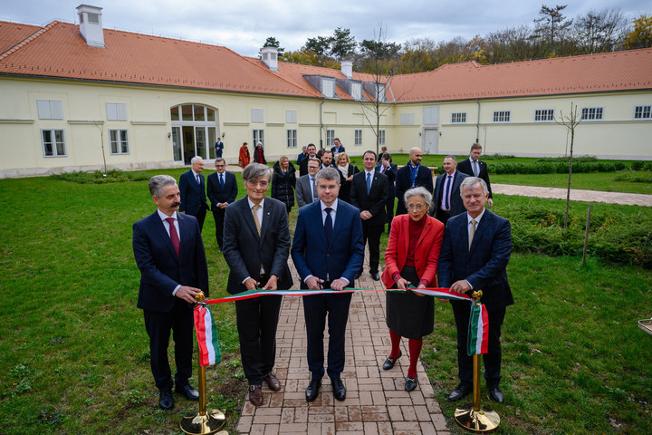 Fotó: MTI/Vasvári Tamás Átadták a Károlyi-kastély felújított lovardaépületét