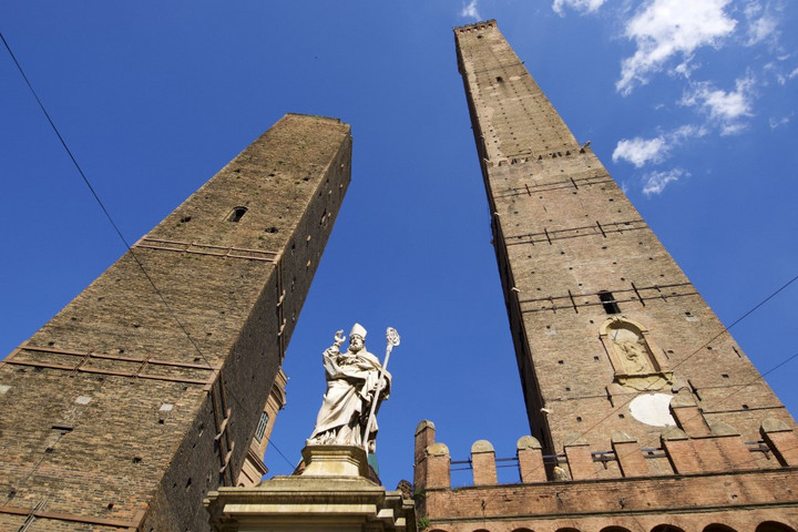 Bologna híres Garisenda tornyát az összeomlás fenyegeti