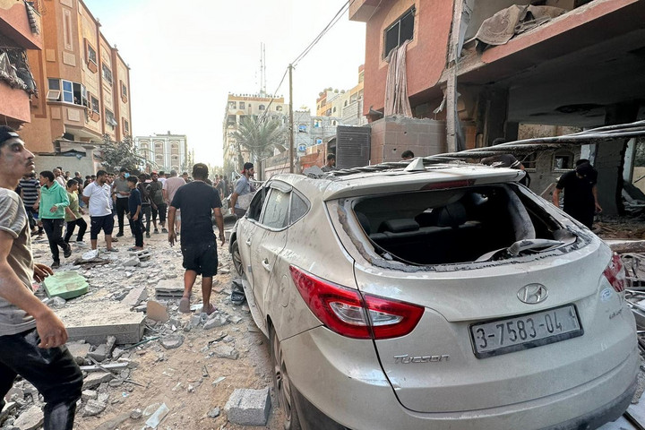 Fotó: Anadolu Agency via AFP/Doaa Albaz Izraeli találat ért egy mentőautót Gázában, több halott