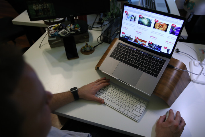 Fotó: MH-archív/Bodnár Patrícia Az online piactereken (is) áldozatukra lesnek a csalók