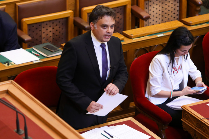 Fotó: MH/Török Péter Napirend előtt is zajlik a munka az Országgyűlésben