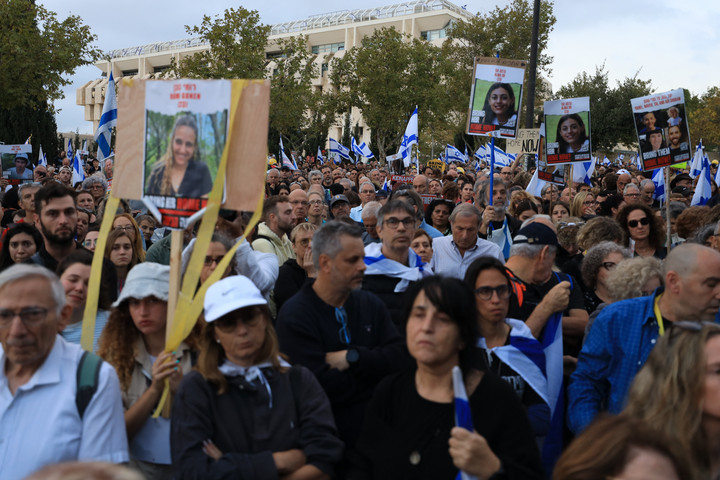 A Hamász által fogvatartott túszokért demonstráltak tízezrek Izraelben