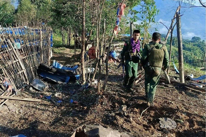 Fotó: AFP/Handout/Kokang Information Network Mianmarban mintegy ötvenezer ember kényszerült elhagyni lakóhelyét