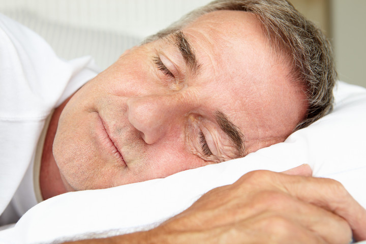 Súlyos szívbetegség jele lehet, ha valaki ezt a dolgot tapasztalja alvás előtt