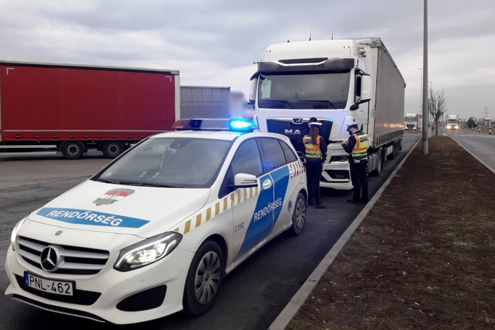 Fotó: police.hu Kamionstop a pünkösdi hétvégén