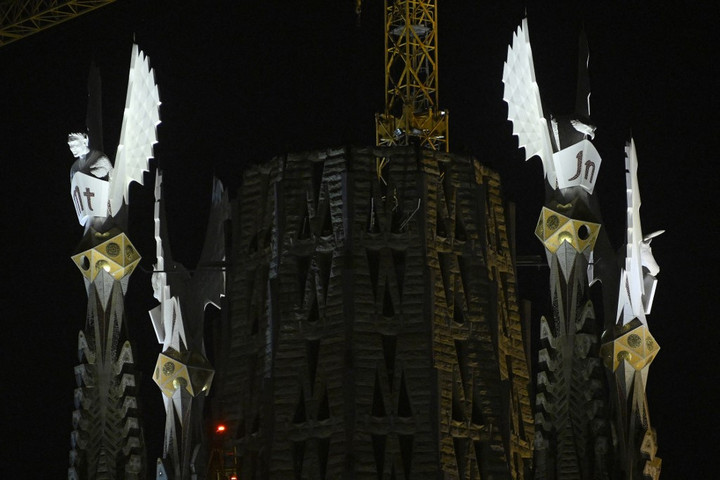 Fotó: AFP/Josep Lago Először világították ki a Sagrada Família evangélistákról elnevezett új tornyait