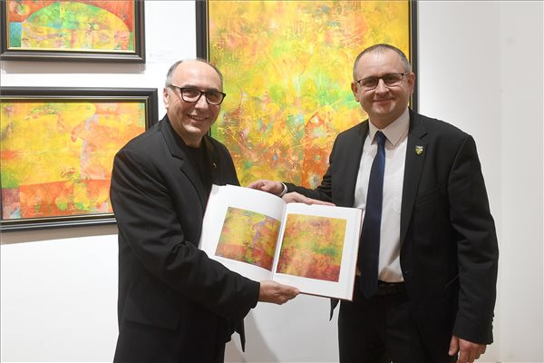 Fotó: MTI/Kovács Attila Bemutatták a Tuzson-Berczeli Péter festőművész eddigi pályaívét megrajzoló albumot
