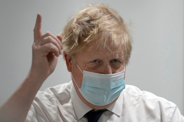 Boris Johnson azt akarta, hogy a kamerák előtt fertőzzék meg coviddal